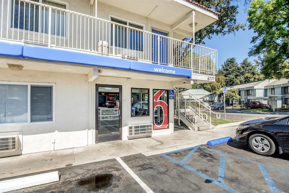 Motel6 Stockton, CA - North 30/46