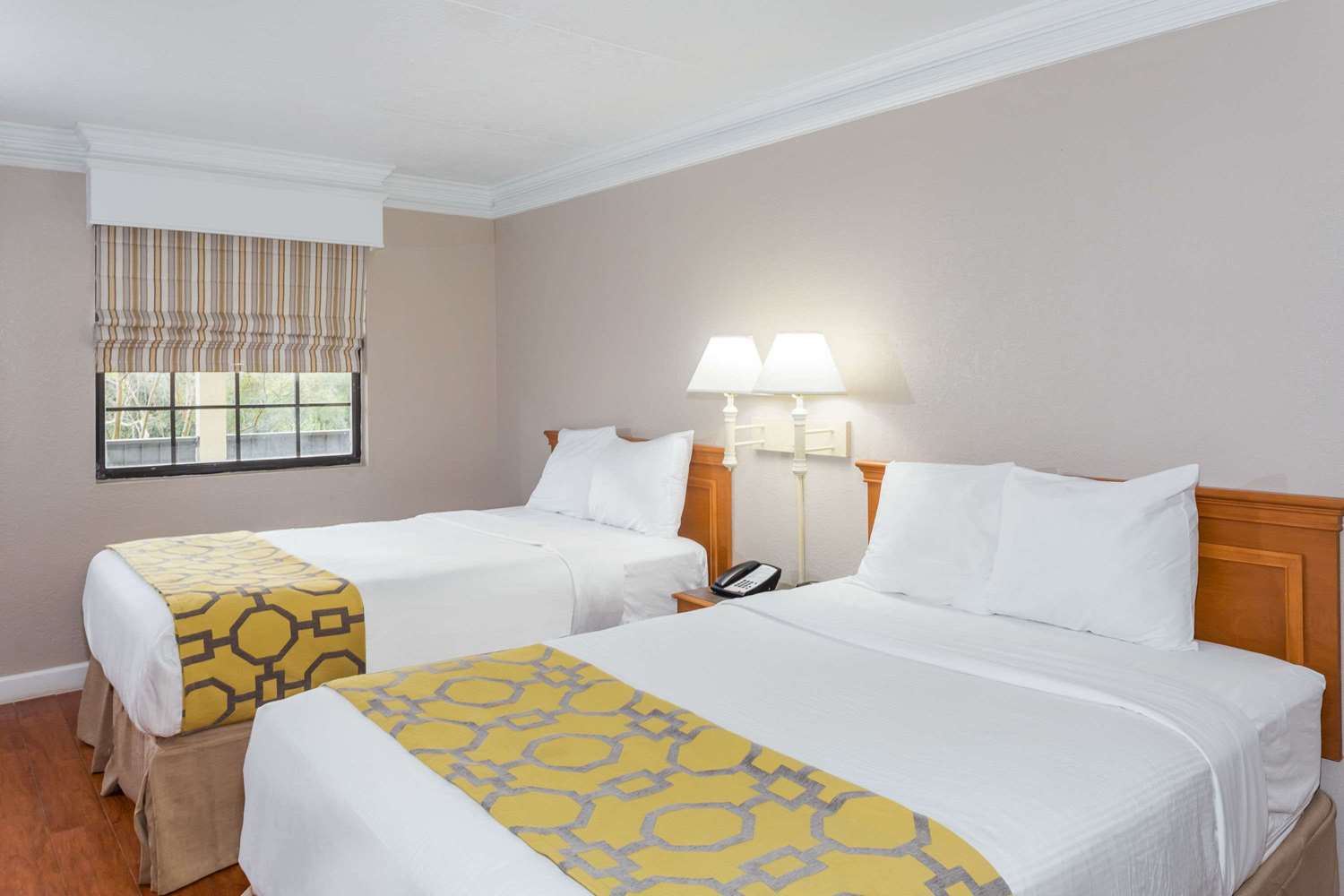 Casa Bella Inn & Suites 13/55