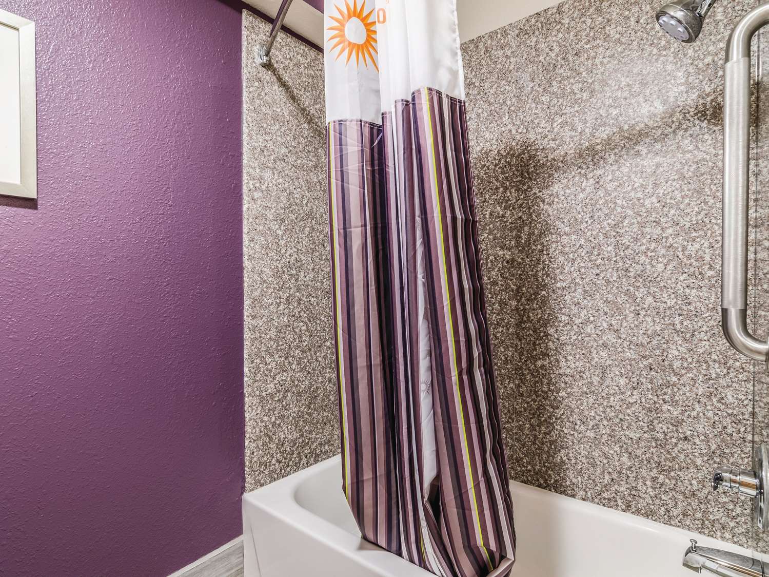 La Quinta Inn and Suites by Wyndham Kansas City Airport 34/34