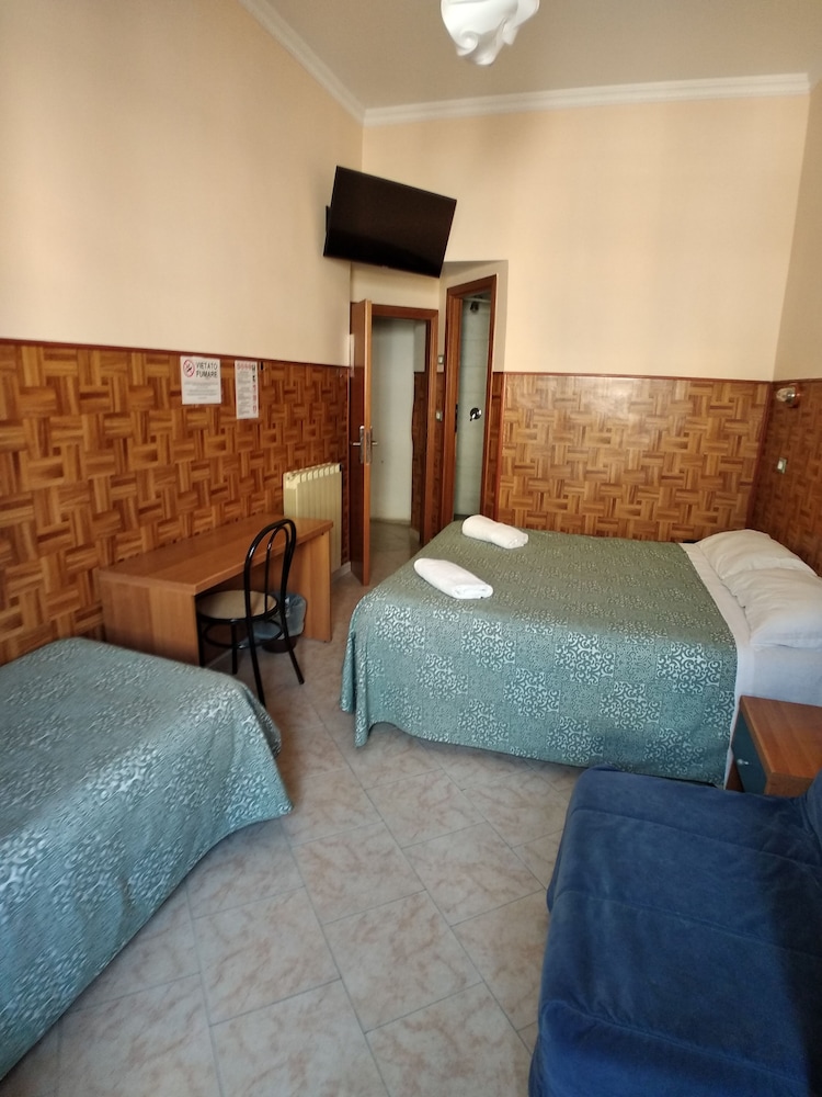 غرفة قياسية رباعية بسرير مزدوج وسريرين منفصلين بحمام خاص، Hotel Cressy 3/3