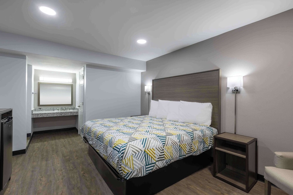1 King Bed - Non-Smoking, Micfridge