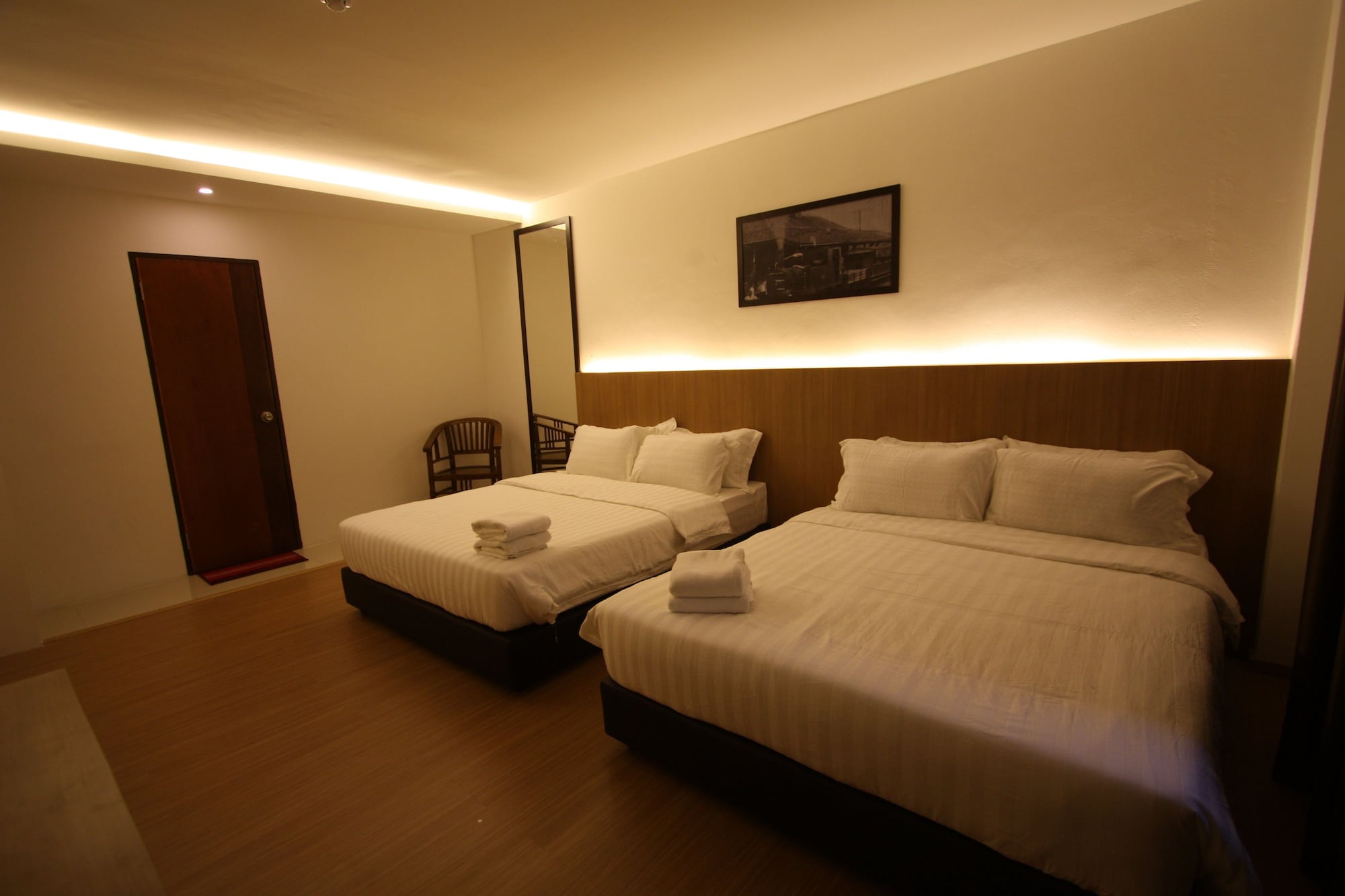 STANDARD, DOUBLE OR TWIN BED, NO WINDOW