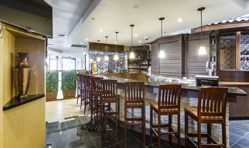 Monte Carlo Inn Airport Suites 53/68