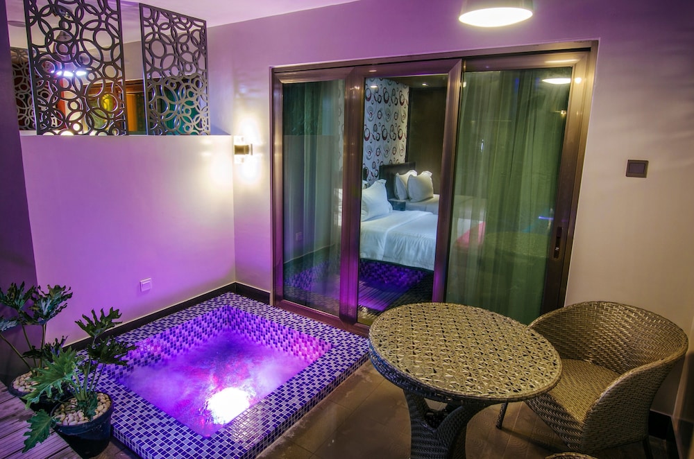Eloisa Royal Suites 42/58