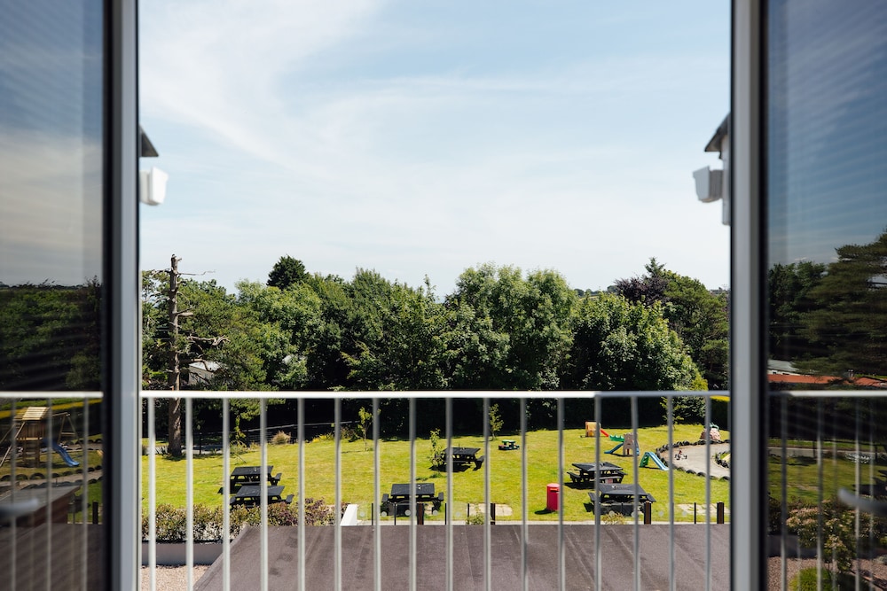 The Woodridge Inn Hotel 50/54
