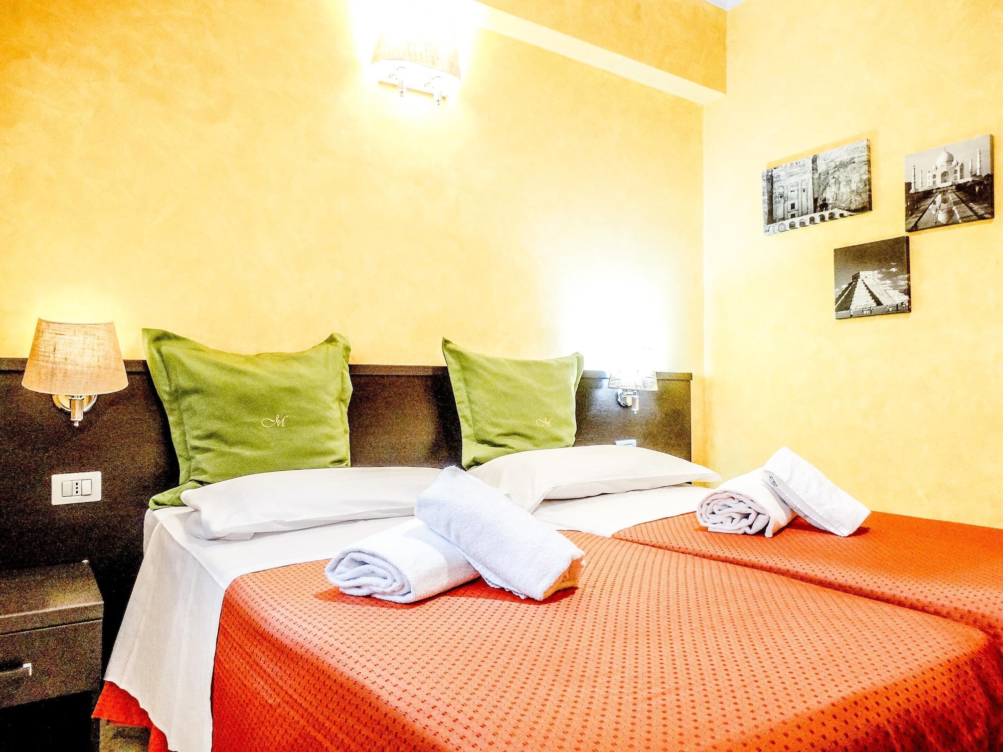 ROOM, DOUBLE OR TWIN BED