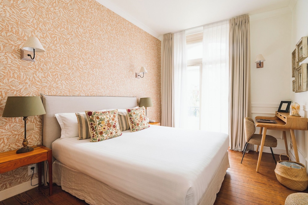 COMFORT, QUEEN BED