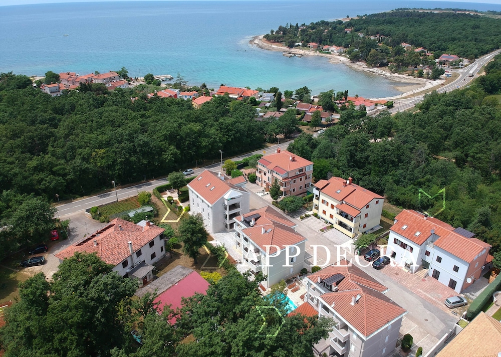 APARTMENTS AND ROOMS DEGRA 38/49