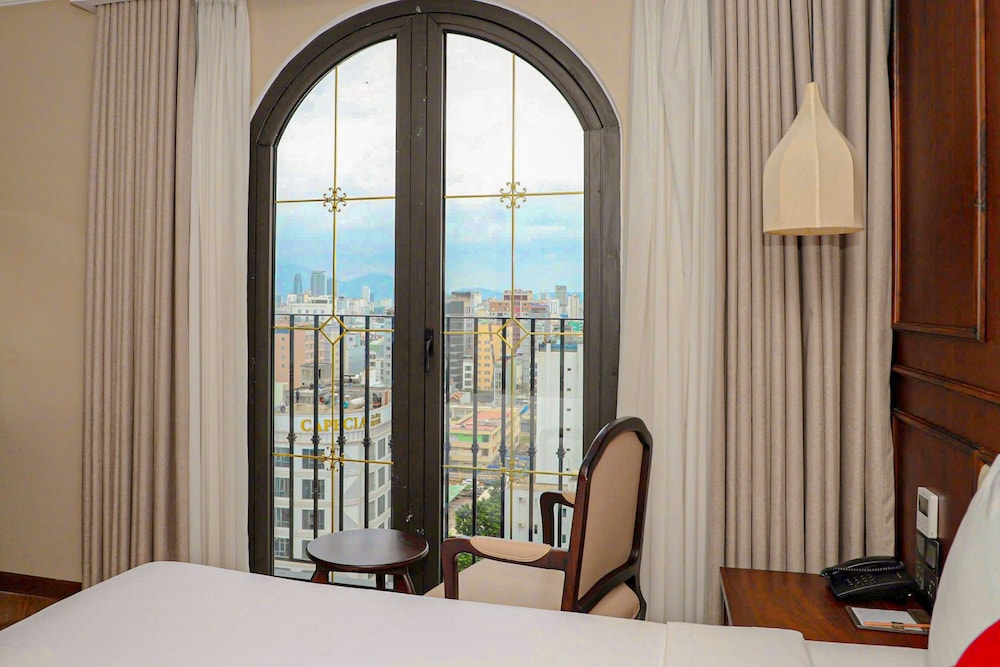 غرفة ديلوكس بسرير كوين بإطلالة على المدينة بشرفة، Golden Lotus Luxury Hotel Da Nang 5/9