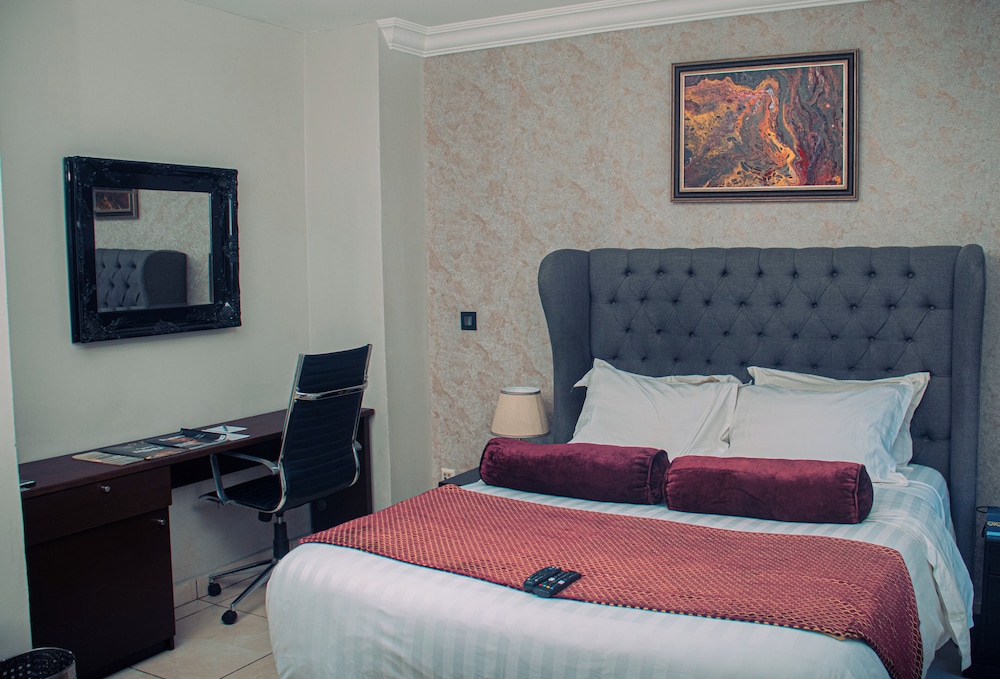 Leola Suites 4/37