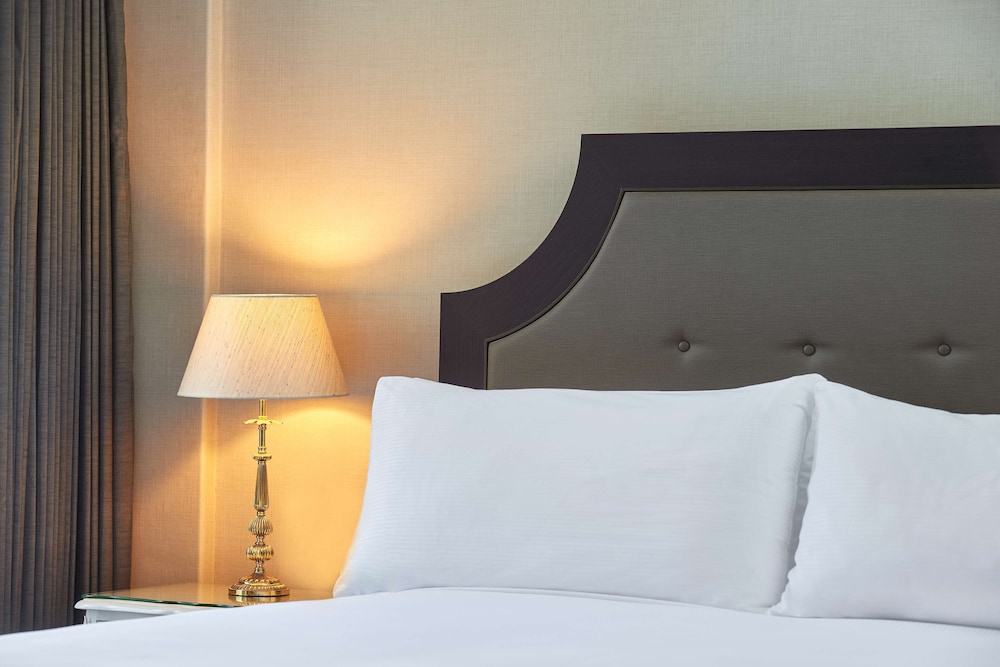 Parmelia Hilton 17/65