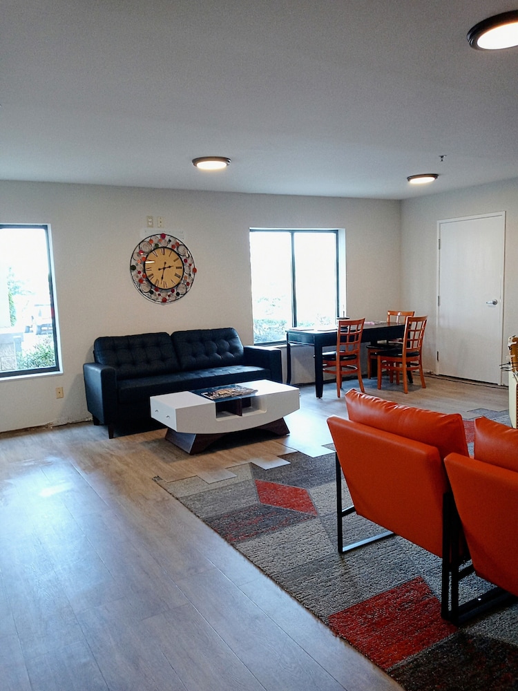 Clarion Pointe Evansville North 25/35