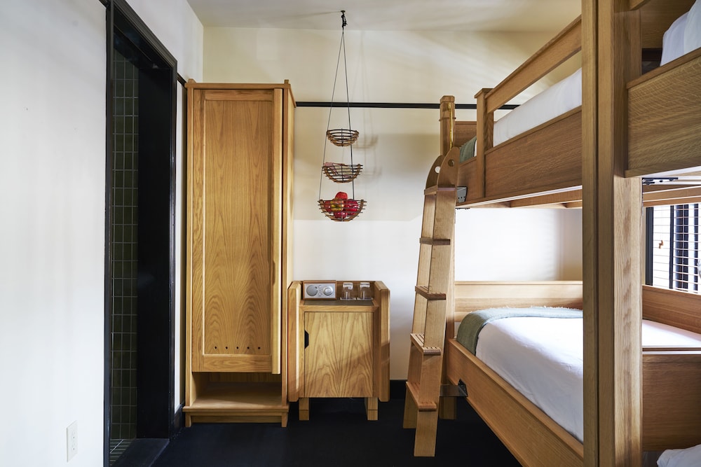 Gallery, Suite, King Bed, 2 Bunk Beds, Freehand New York 7/10