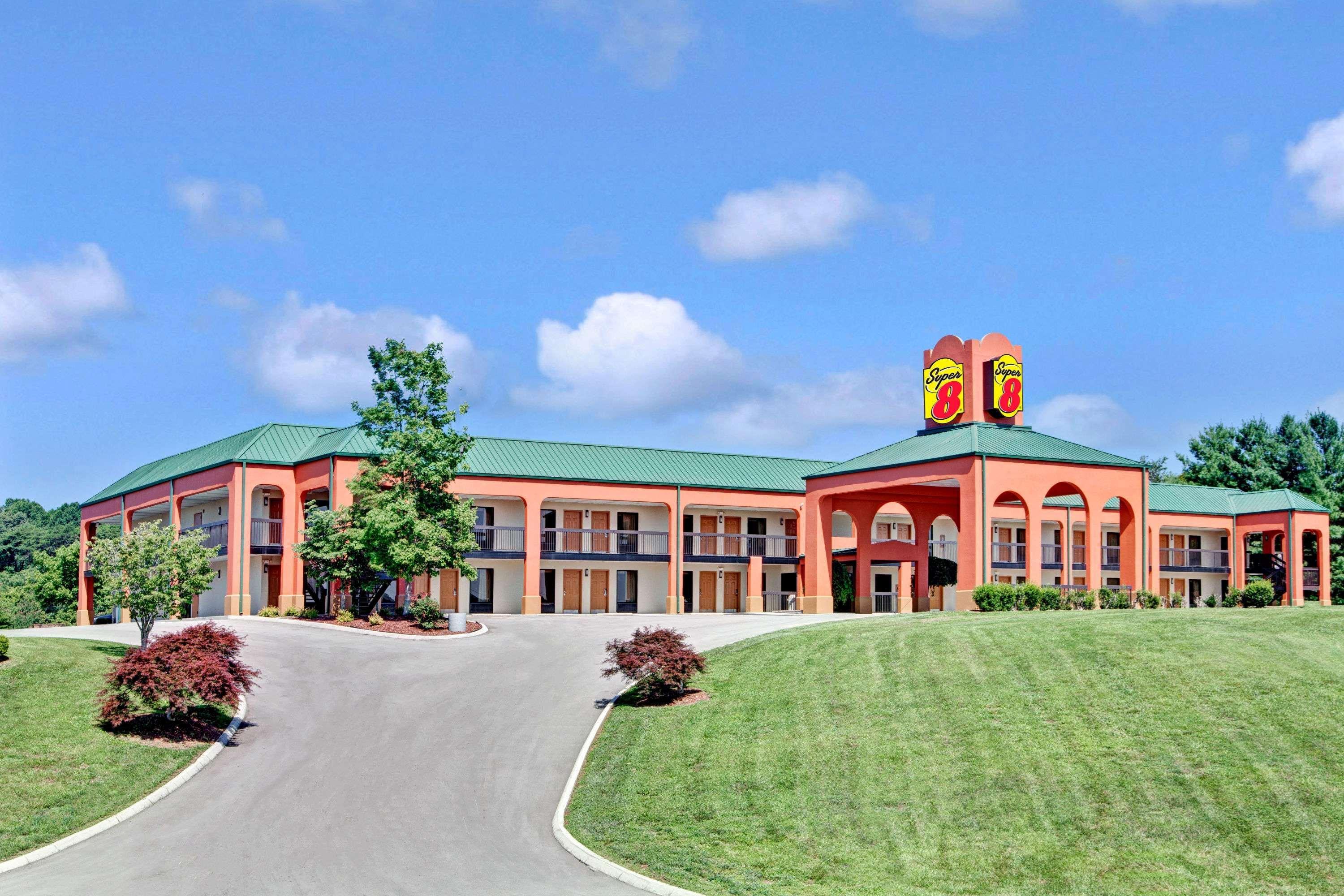 Super 8 By Wyndham Knoxville East 32/38