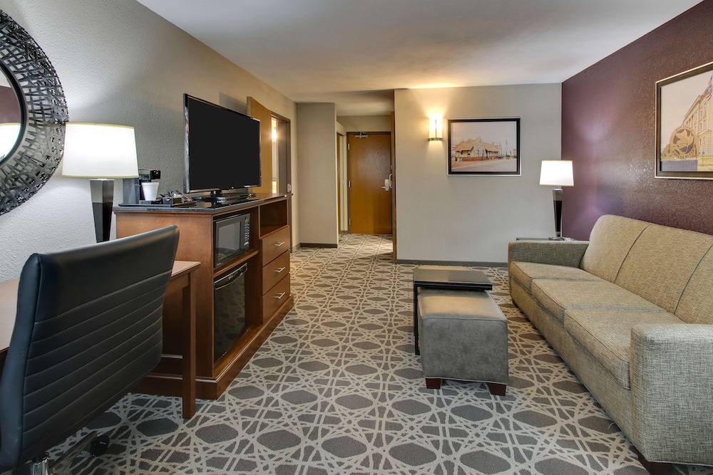 Drury Inn and Suites Poplar Bluff 32/48