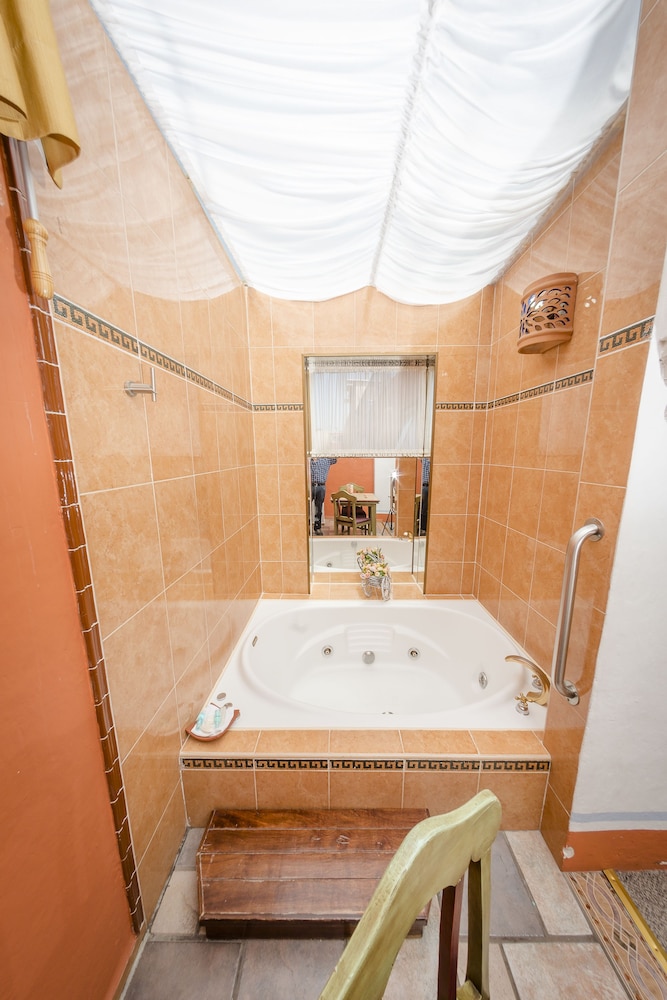 Howard Johnson by Wyndham Morelia Calle Real 39/63