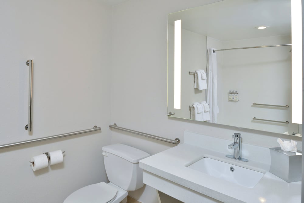 Holiday Inn Express Lewisburg/New Columbia 62/64