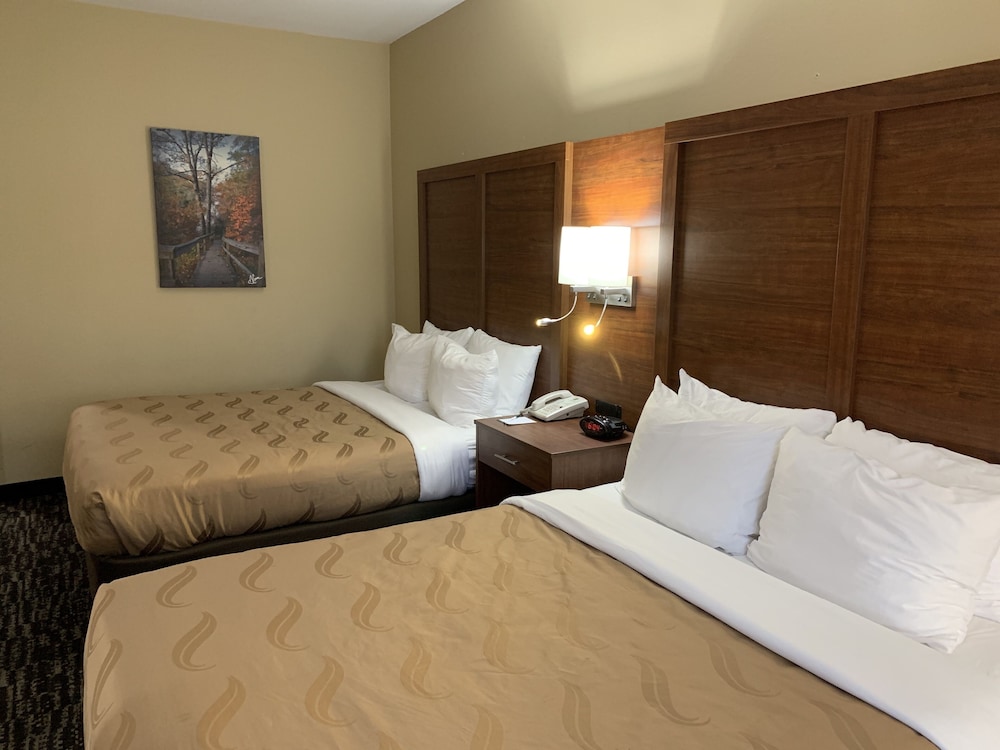 Quality Inn & Suites Hendersonville Flat Rock 13/29
