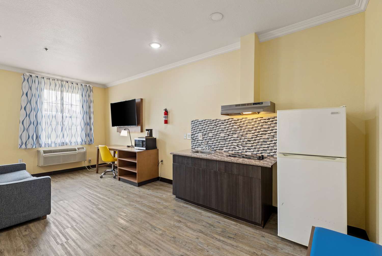 Days Inn and Suites by Wyndham Euless DFW Airport South 9/57