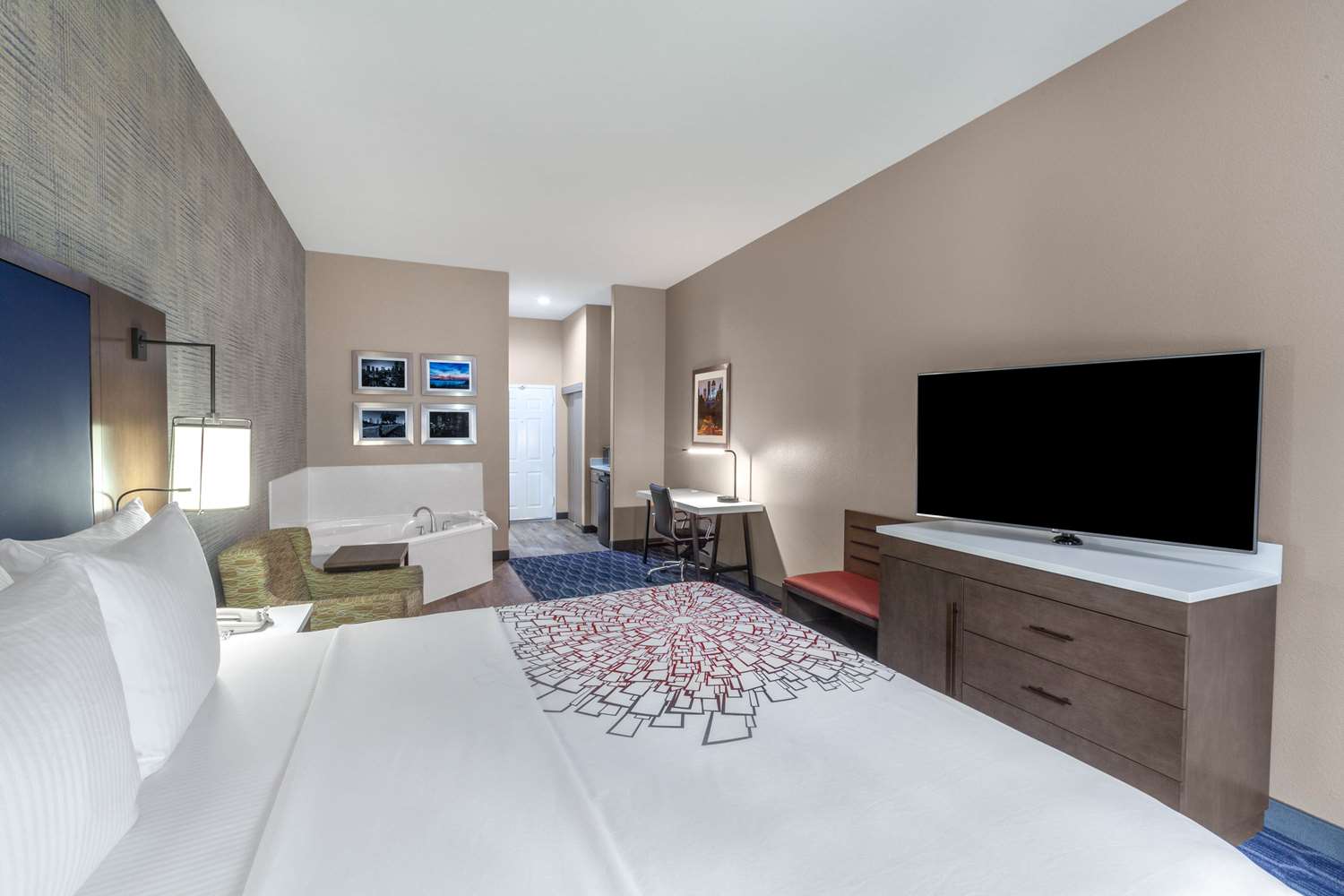 La Quinta Inn & Suites by Wyndham Houston Channelview 20/66