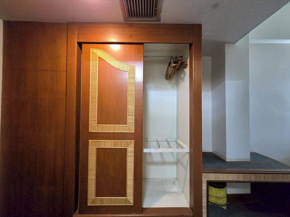 Pailyn Sukhothai 50/50