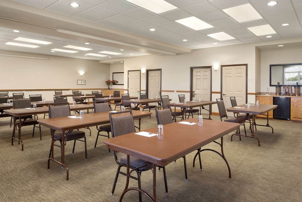 Country Inn & Suites by Radisson, Findlay, OH 15/19