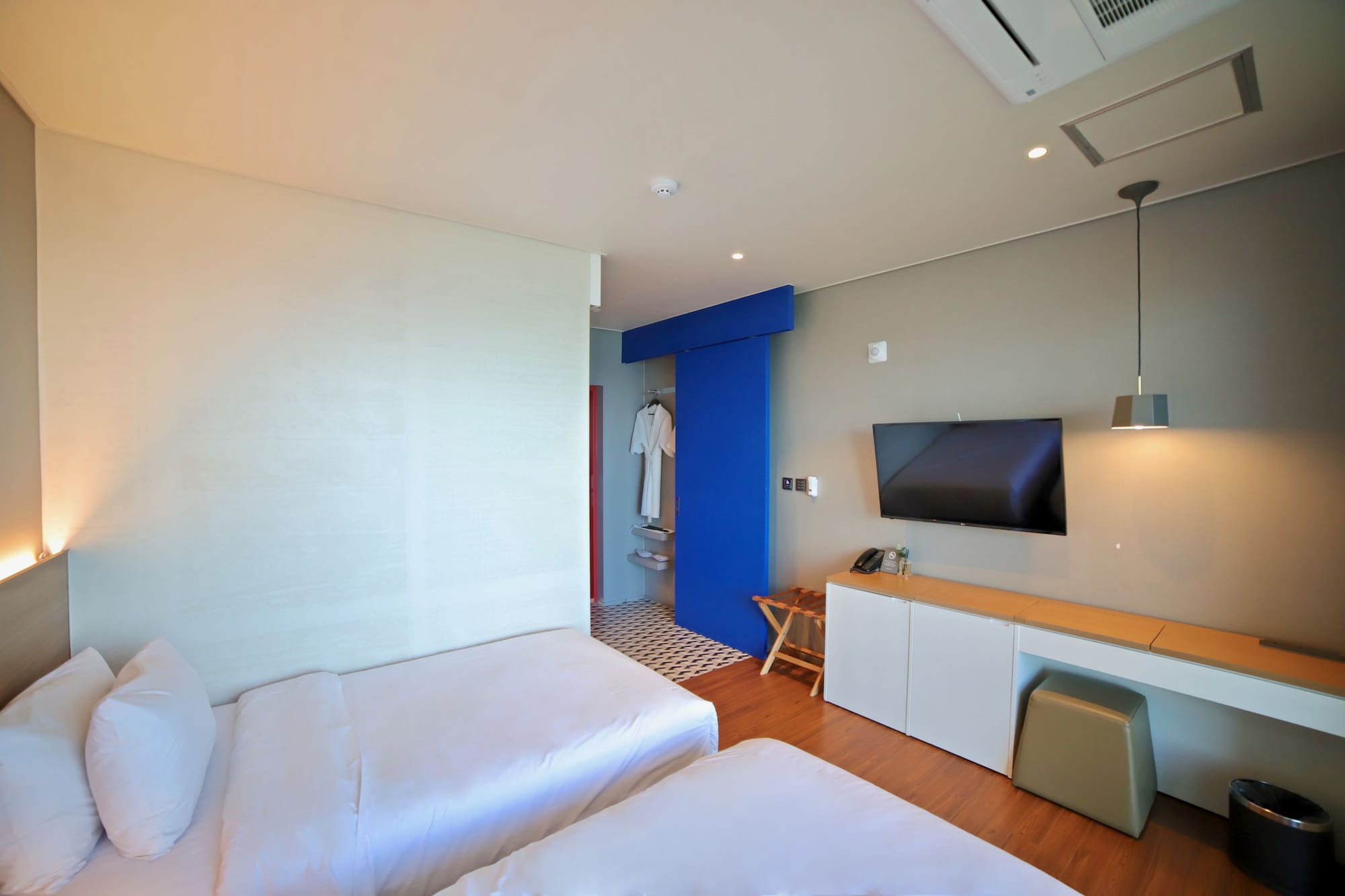 OCEAN, DELUXE, TWIN BEDS, TERRACE