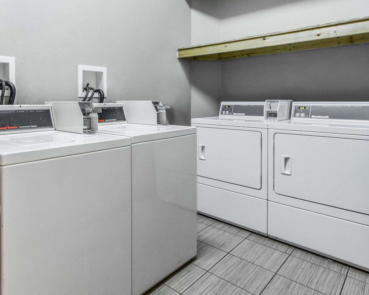 Econo Lodge Inn & Suites Enterprise, AL 33/33