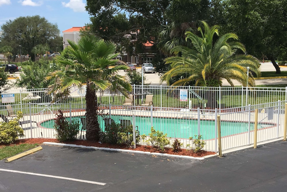 Days Inn by Wyndham Bradenton I-75 23/31