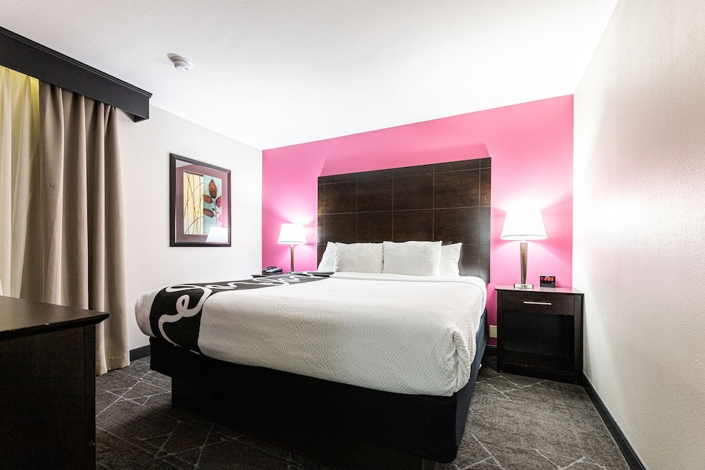 La Quinta Inn & Suites by Wyndham Dallas I-35 Walnut Hill Ln 13/46