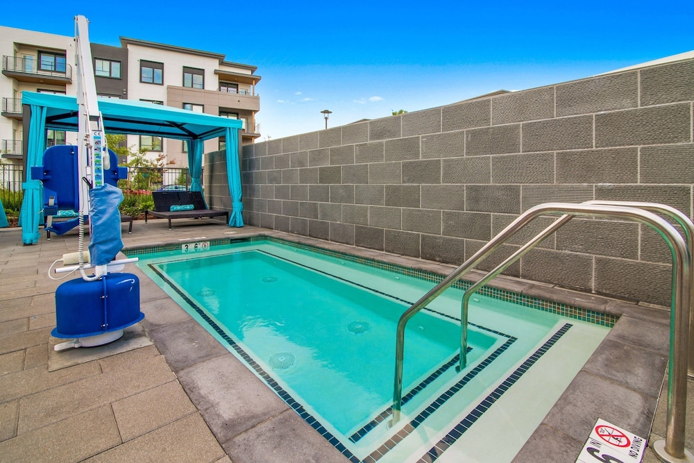 Global Luxury Suites in Menlo Park 20/50