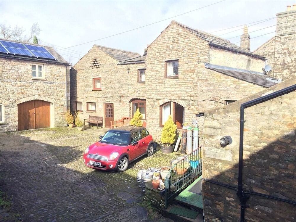 The Fox & Hounds Inn 29/35