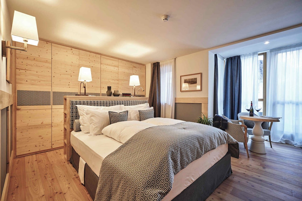 Grand, Deluxe, King Bed