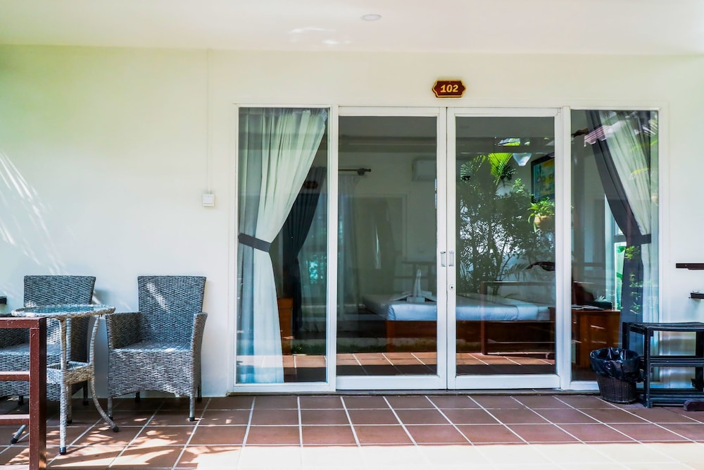 Sea Breeze Resort 4/50
