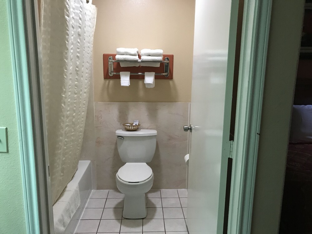 Luxury Inn & Suites Liberty 25/65