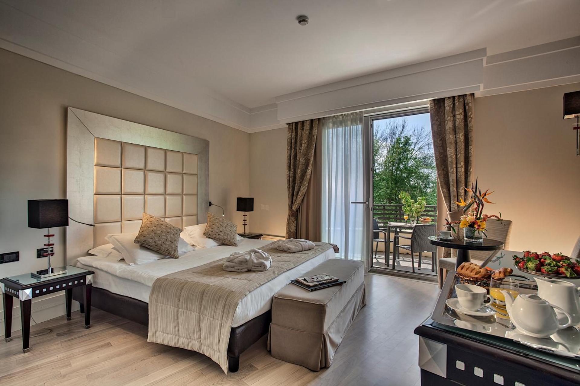 DELUXE, DOUBLE BED