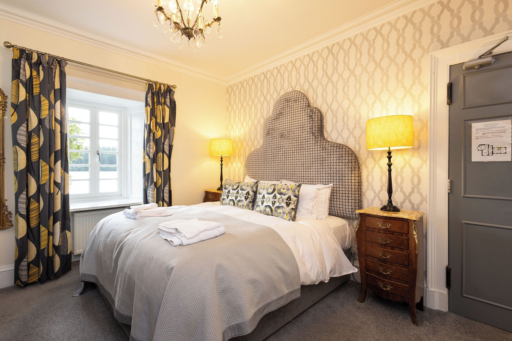 Room, King Bed, Lake View