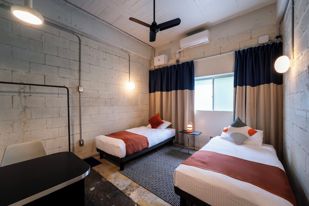 ROOM, TWIN BEDS