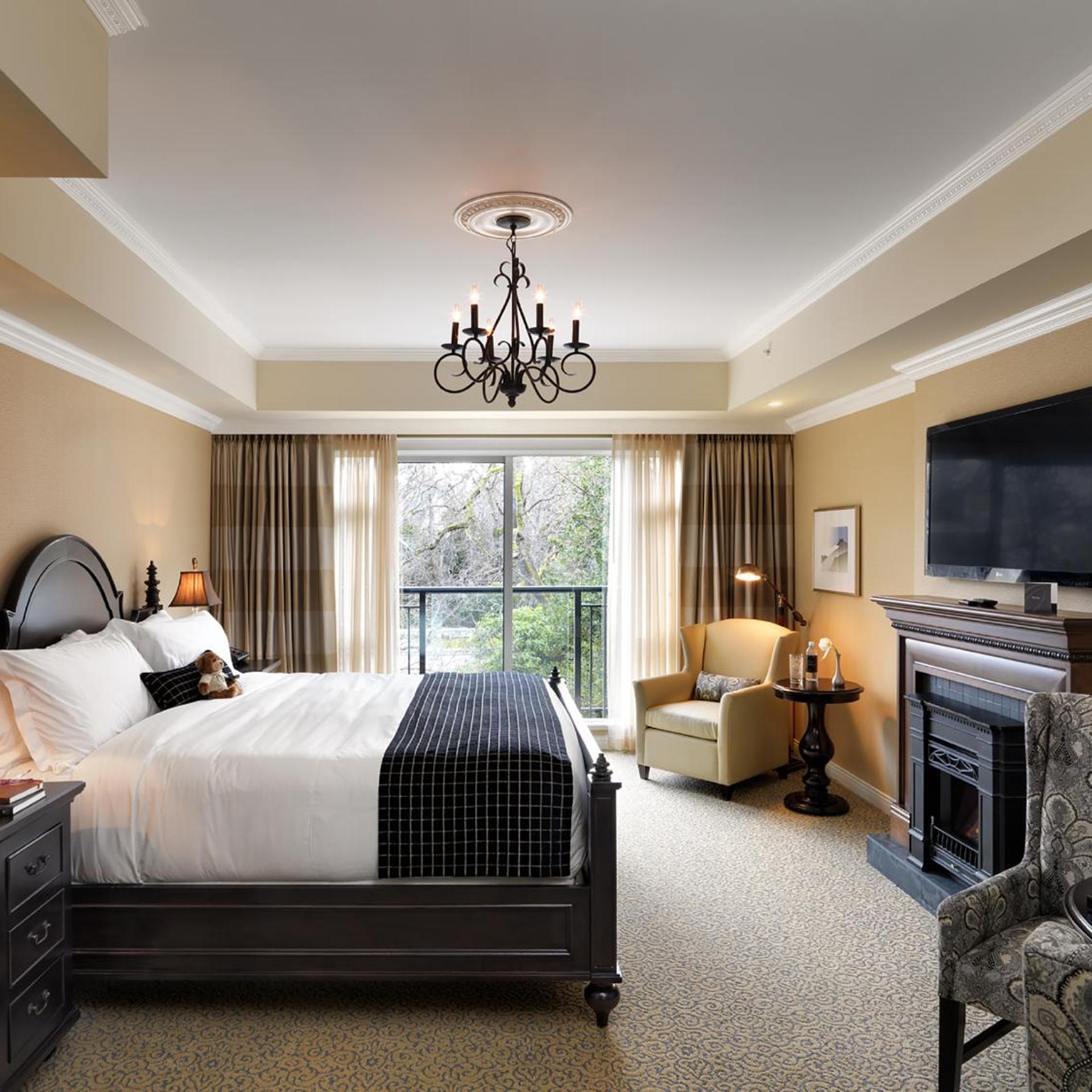 1 Bedroom, Suite, King Bed, Resident View