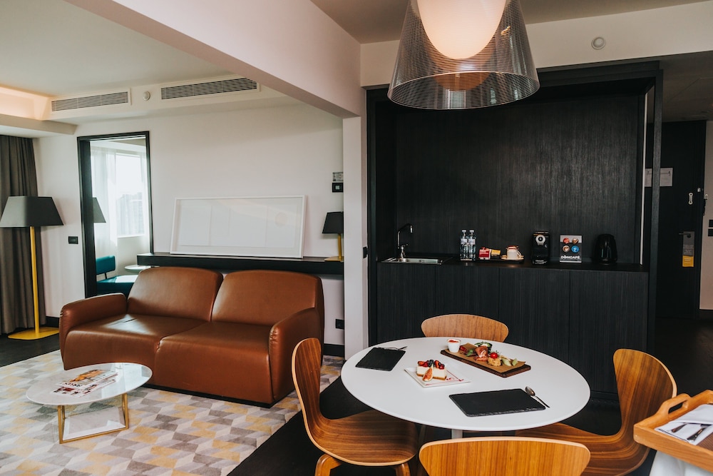 Crowne Plaza Belgrade 47/85