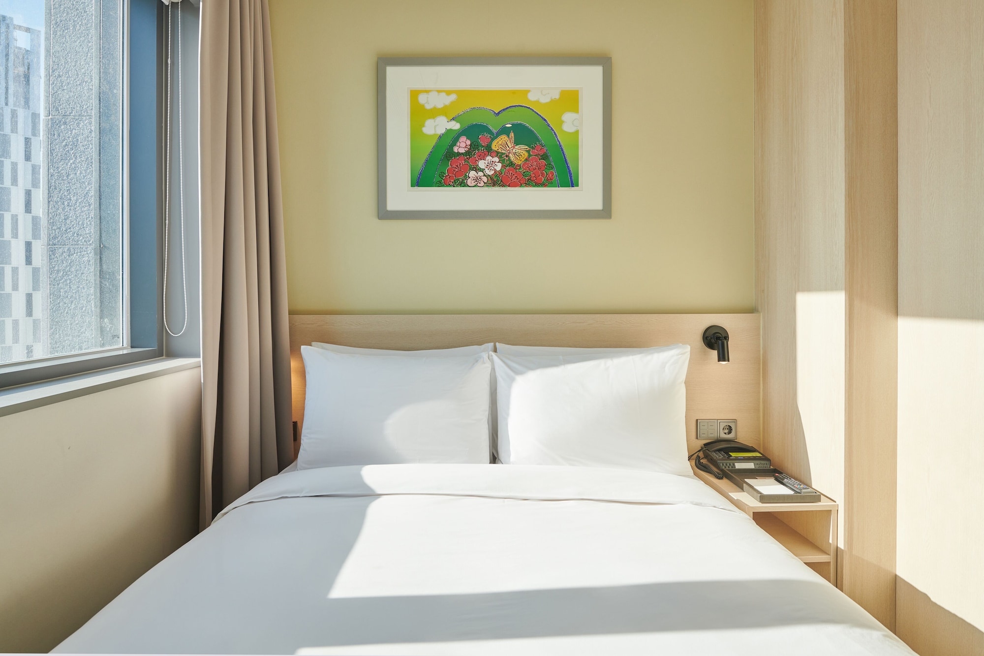 SEMI ROOM, SEMI DOUBLE BED