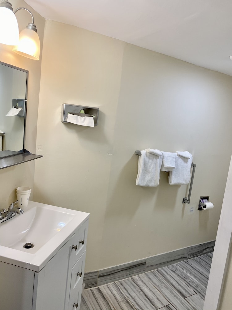 Beacon Inn and Suites 24/40