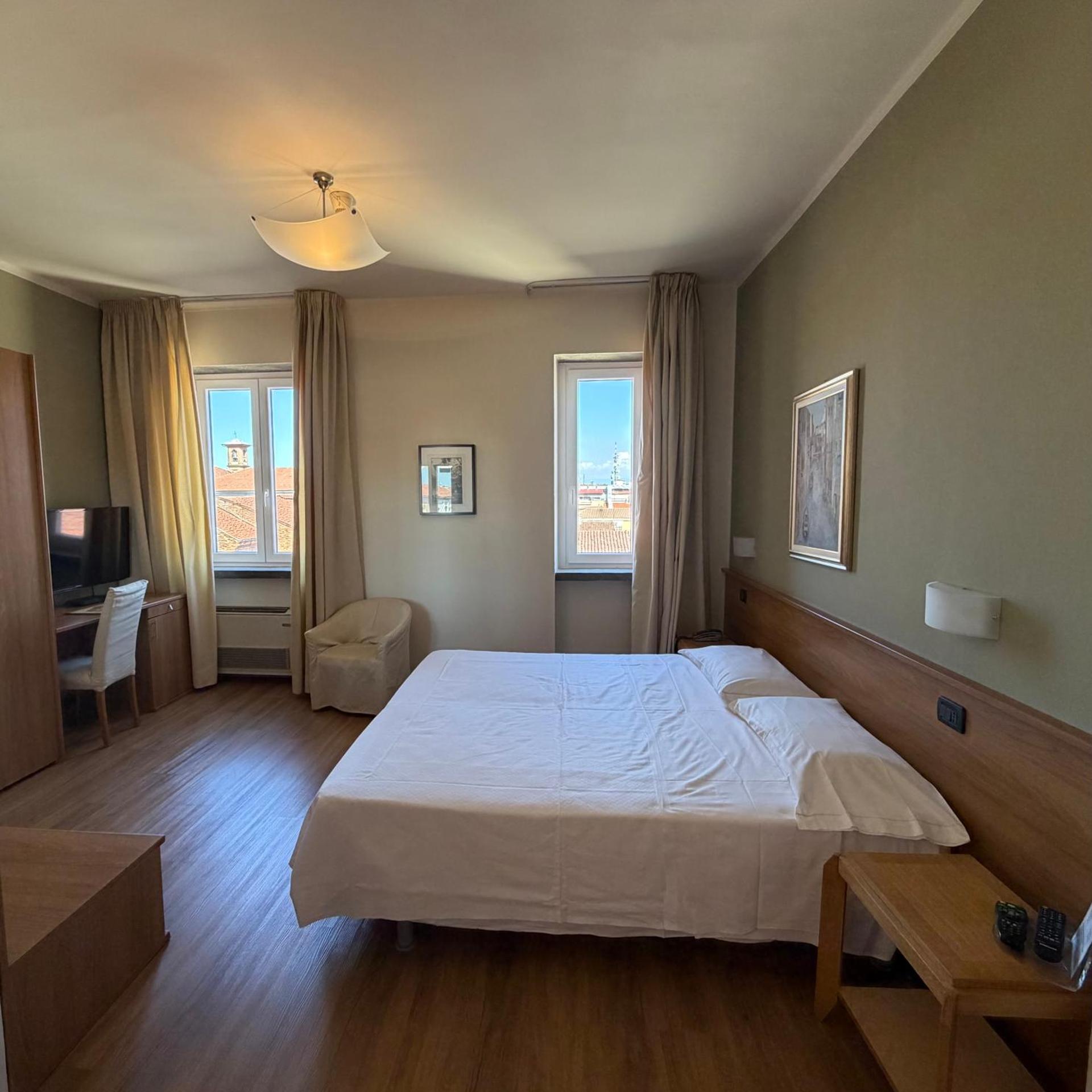 Superior, Double Bed, Hotel Lux 5/10