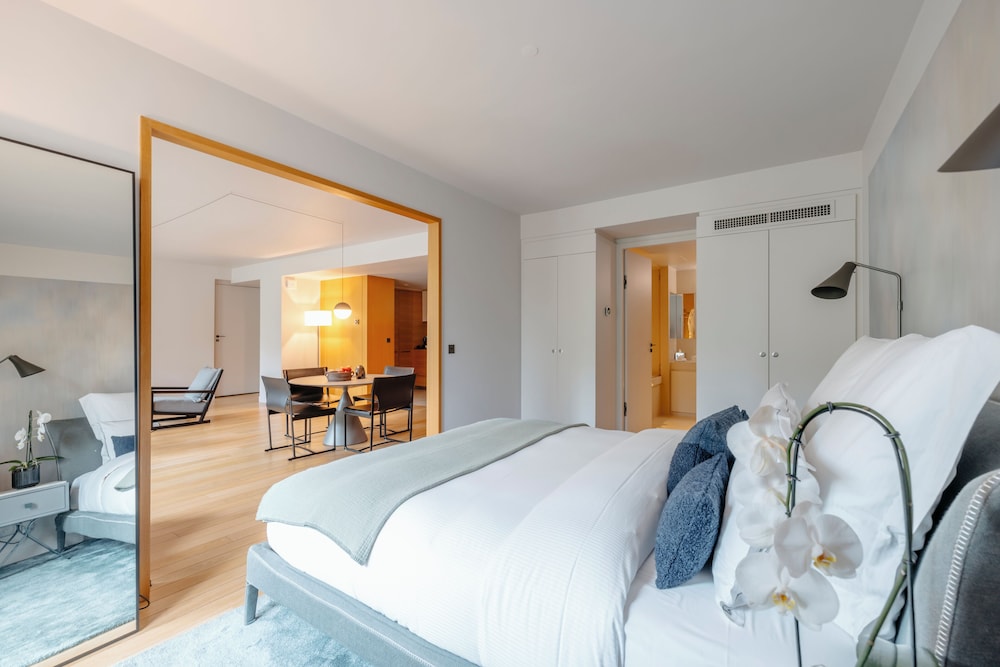 SUITE, KING BED, CITY VIEW