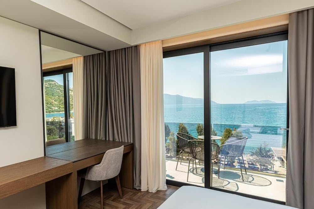 Mazarine Hotel and Restaurant 46/59
