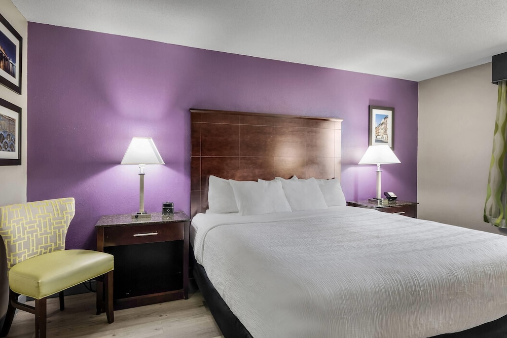 Room, King Bed, La Quinta Inn & Suites by Wyndham Louisville East 3/9