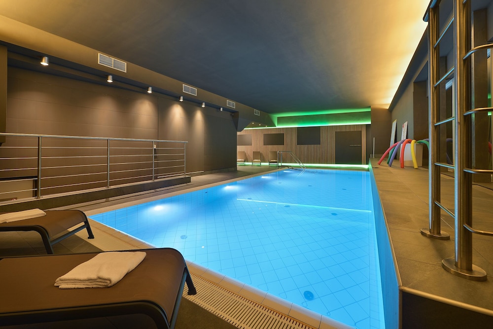 MAXIMILIAN LIFESTYLE RESORT 22/50
