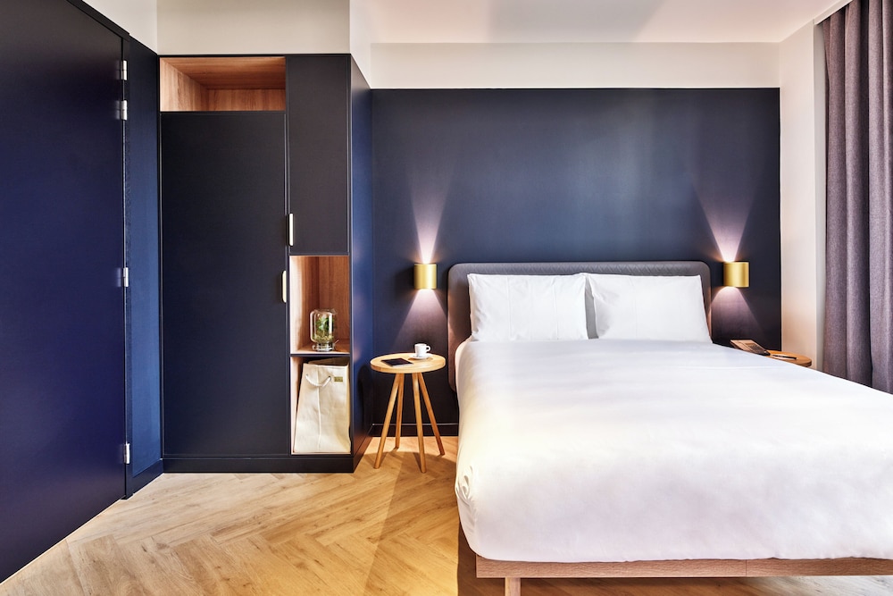 Studio, Suite, Queen Bed, Parliament View