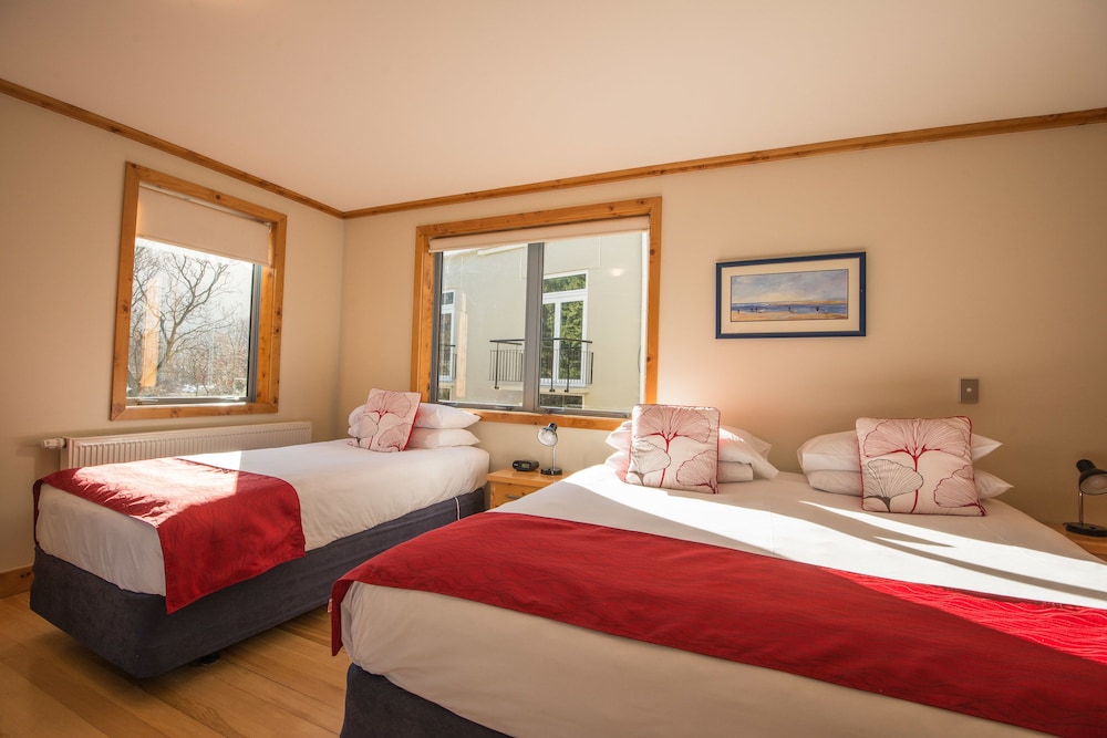 DELUXE, TWIN BEDS