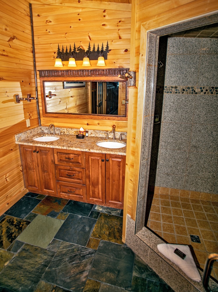 The Lodges at Cresthaven 25/60